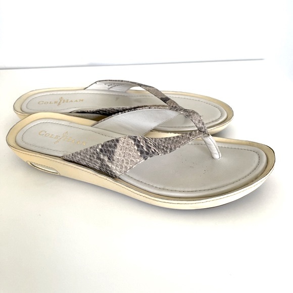 Cole Haan ladies  thong sandals. - Picture 1 of 7